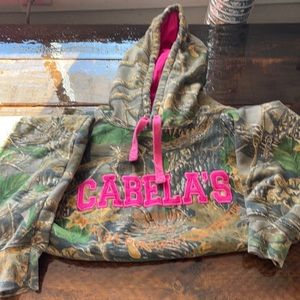 Size medium. Women’s cabelas camo pink sweatshirt with hood